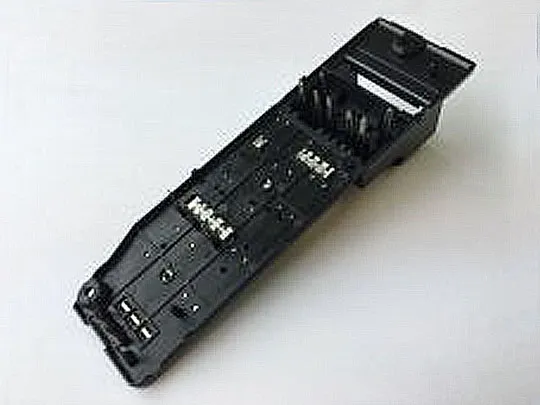 コネクター（インサート成形品）
